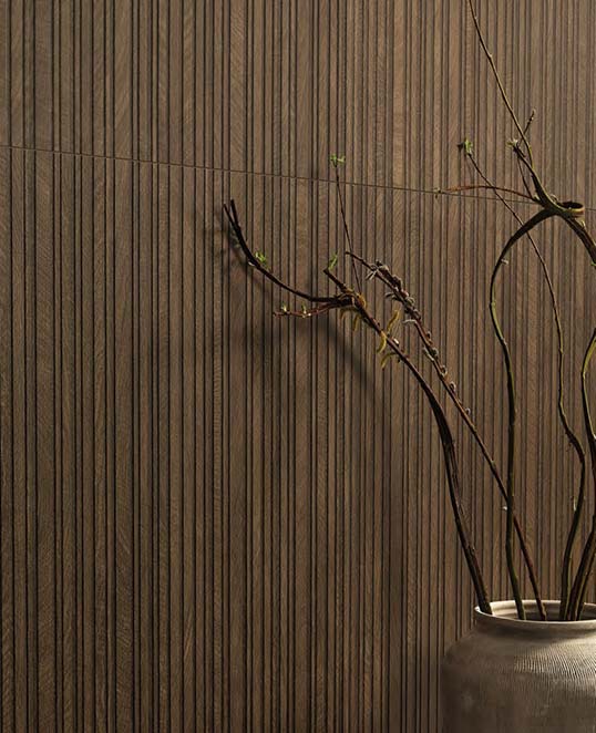 Revêtement mural en céramique effet bois avec décor 3D Slats à relief vertical créant un jeu d’ombre et de lumière