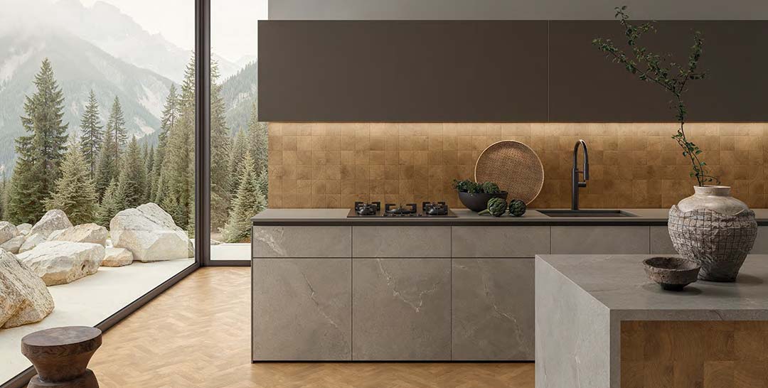 Carrelage mural en relief effet bois texturé créant une surface architecturale chaleureuse