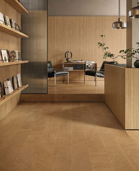 Sol en lames céramiques effet bois grand format dans un intérieur architectural contemporain haut de gamme