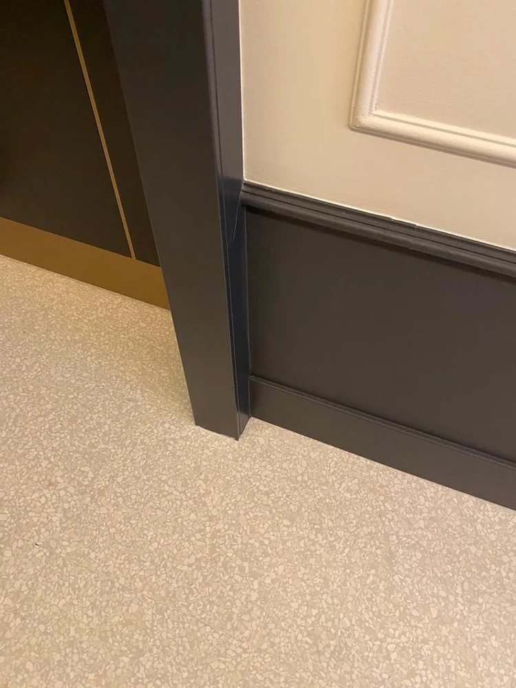 Sol en terrazzo résistant et simple d’entretien Sol en terrazzo clair à granulats fins dans un intérieur architectural contemporain, finition durable et facile d’entretien