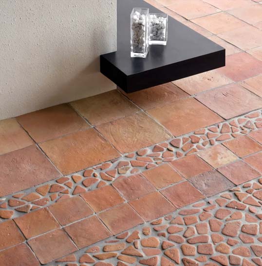 Nuances naturelles de la terre cuite artisanale Carreaux en terre cuite aux teintes naturelles et surface texturée illustrant la richesse minérale du matériau