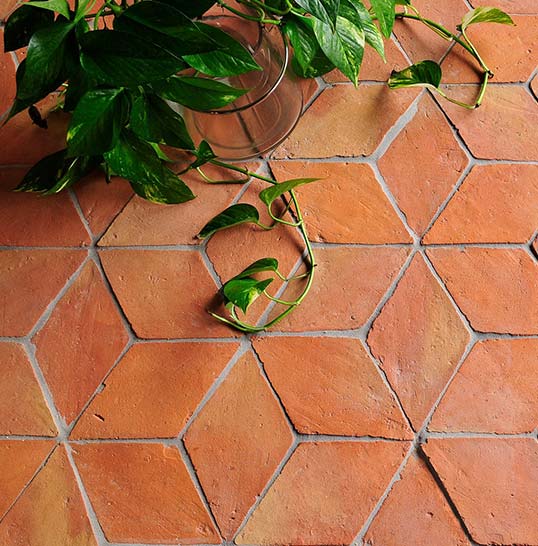 Terre cuite hexagonale artisanale inspirée du patrimoine italien Carrelage en terre cuite hexagonale artisanale aux nuances naturelles, inspiré de la tradition italienne et intégré dans un intérieur lumineux