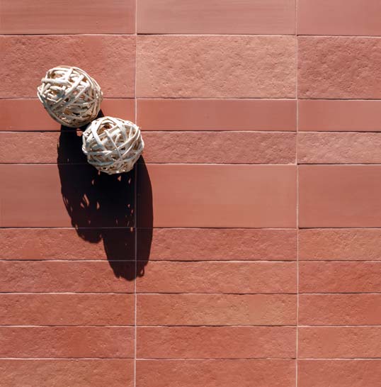 Incrustations décoratives en terre cuite artisanale Sol en terre cuite artisanale avec incrustations minérales décoratives soulignant un calepinage architectural authentique