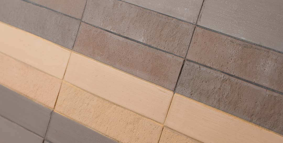 Texture murale en terre cuite naturelle Revêtement mural en terre cuite aux nuances chaudes et texture mate apportant profondeur et caractère à l’espace